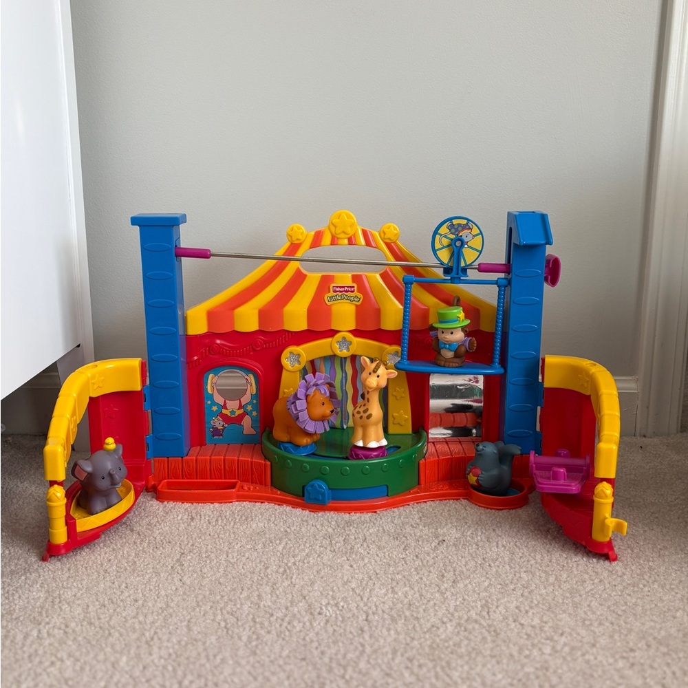 Fisher-Price Colorful Circus Playset for Kids - little people